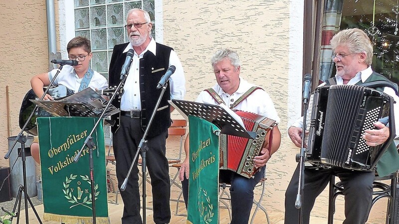 Chams OVK-Vorsitzender Pepp Deiminger (rechts) als Moderator und seine drei Rodinger Musikfreunde eröffneten den Thierlinger Summa.