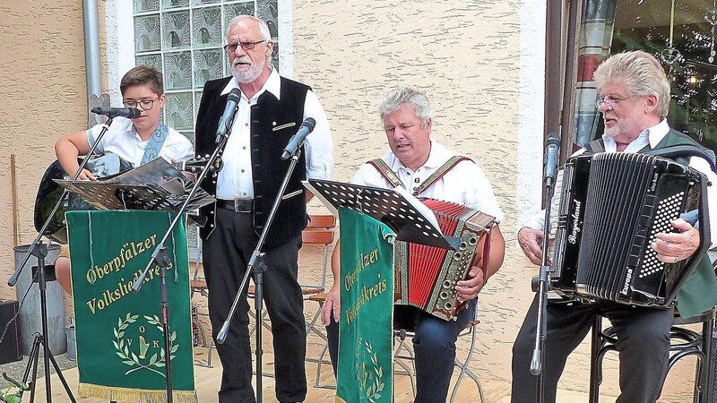 Chams OVK-Vorsitzender Pepp Deiminger (rechts) als Moderator und seine drei Rodinger Musikfreunde eröffneten den Thierlinger Summa.