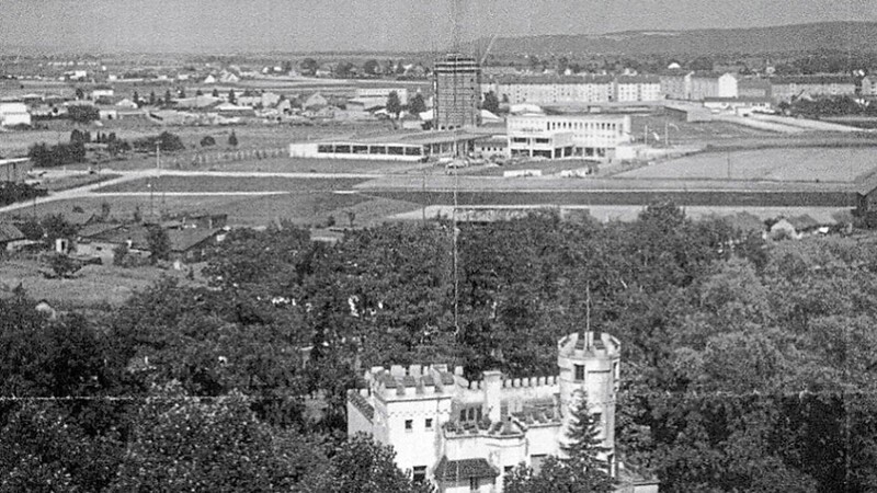 So sah das Industriegebiet Ende der 1950er Jahre aus: Das Luftbild zeigt das Binderschlössl im Vorder- und die Firma Eichbichler im Hintergrund.