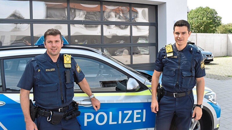 Die beiden Dienstgruppenleiter Markus Küblböck und Benjamin Zitzl (von links) veranschaulichten, wie deutlich sich die gelben Bodycams von der Uniform abheben.