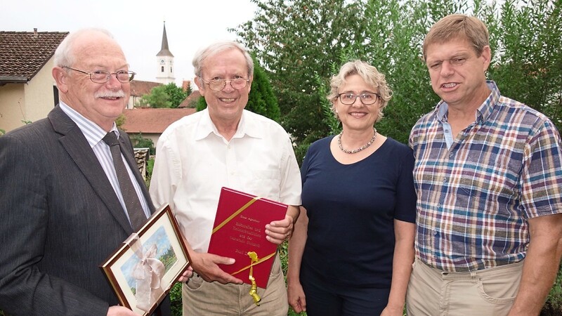 Seine Gemeindeboten-Beiträge als Buch gebunden, bekam Hans Agsteiner (Zweiter von links) zum Geburtstag; von links: Bürgermeister Karl Mühlbauer, 3. Bürgermeisterin und CWG-Vorsitzende Christine Hammerschic und stellvertretender CWG-Vorsitzender Franz Knott.
