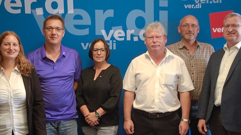 Verdi Oberpfalz stellt sich vor die Regensburger Straßenreiniger: Gewerkschaftssekretärin Kathrin Birner mit den Vertrauensleuten sowie Geschäftsführer Alexander Gröbner.