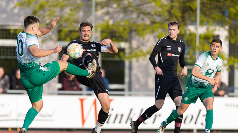 Im Mai trafen die Bergstädter (in schwarz) im heimischen Stadion zuletzt auf den TV Aiglsbach und gewannen mit 4:0 - eine Wiederholung des Erfolgs wird aber sehr schwer werden.