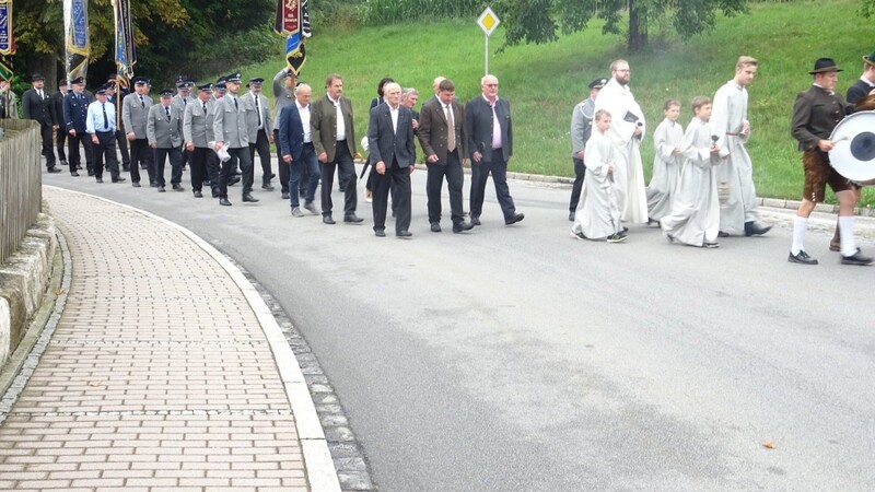 Gemeindevertretung und Vereine marschieren zum Kriegerdenkmal.