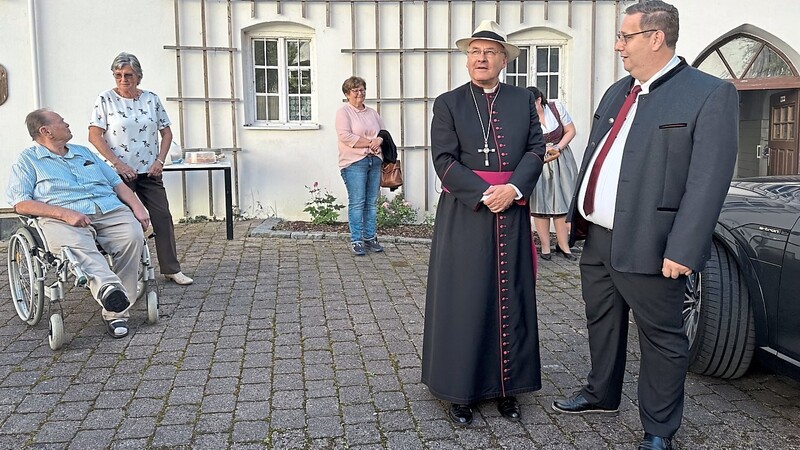 Gerade eingetroffen und vom Schlossinnenhof sehr angetan war Bischof Rudolf Voderholzer, der vom Stiftungsratsvorsitzenden Wolfgang Brich (rechts) begrüßt wurde. Mit dabei war auch Altbürgermeister Erwin Filser (links) mit Ehefrau Marianne und dritter Bürgermeisterin Rita Westermaier (mitte).