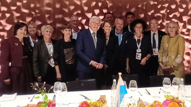Die bayerische Delegation mit Bundespräsident Frank-Walter Steinmeier.