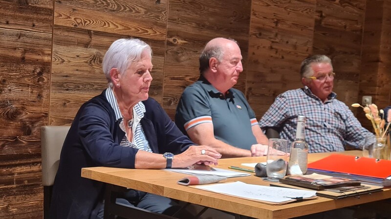 Anita Schneil, Anton Wenisch und Norbert Saller (von links) sind mangels Nachfolger vor einem Jahr zurückgetreten. Bei der Mitgliederversammlung am Mittwoch wurde die Auflösung des Traditionsvereins beschlossen.