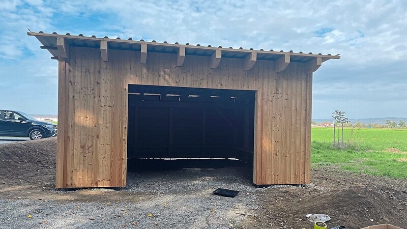 Der neue Unterstand am Hol- und Bringplatz des Waldkindergartens.