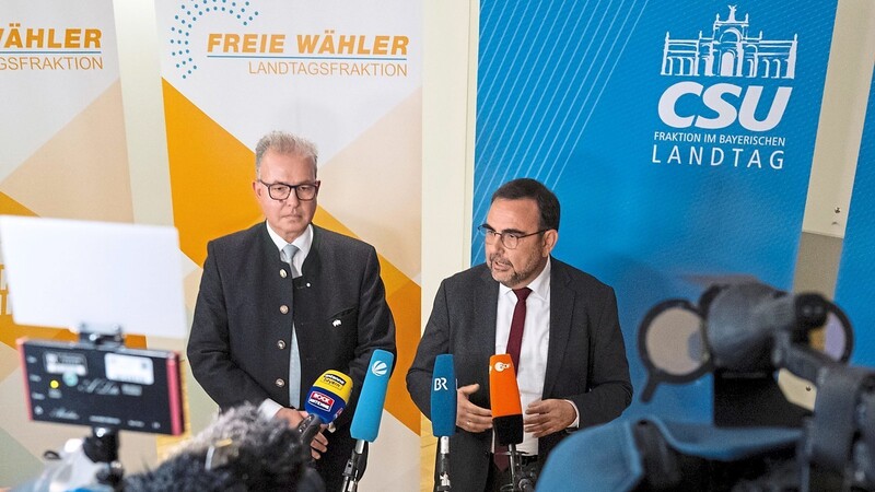 CSU und Freie Wähler wollen nun in echte Koalitionsverhandlungen eintreten, verkündeten Klaus Holetschek (r.) und Florian Streibl.