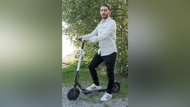 Mikail Öcal auf einem Test-E-Scooter. 100 der elektrischen Roller hat der Jungunternehmer bestellt.