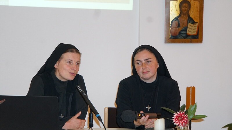 Schwester Teodora Shulak und Schwester Oksana Pelekh geben einen Einblick in das Leben im ukrainischen Kriegsgebiet.