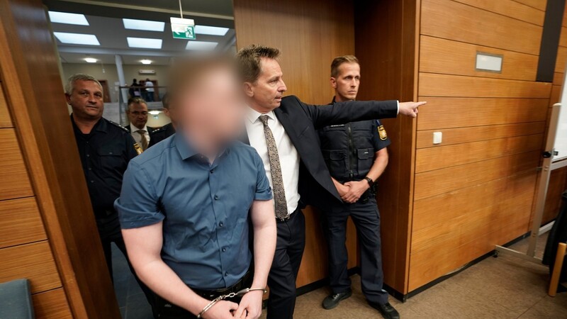 Der Angeklagte (l.) und sein Anwalt Harald Baumgärtl betreten den Sitzungssaal im Landgericht Traunstein.