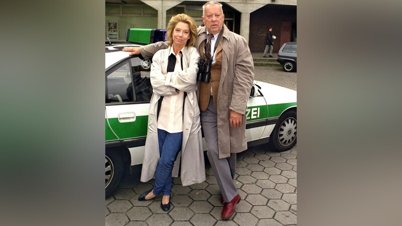 Evelyn Hamann und Heinz Baumann 1998 bei Dreharbeiten zu "Adelheid und ihre Mörder".