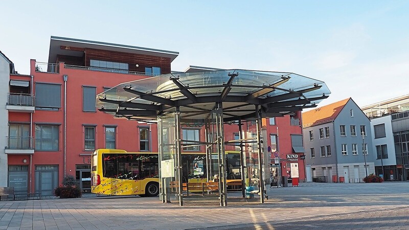 Die zentrale Bushaltestelle soll umgestaltet werden, damit zukünftig sechs Busse Platz haben.
