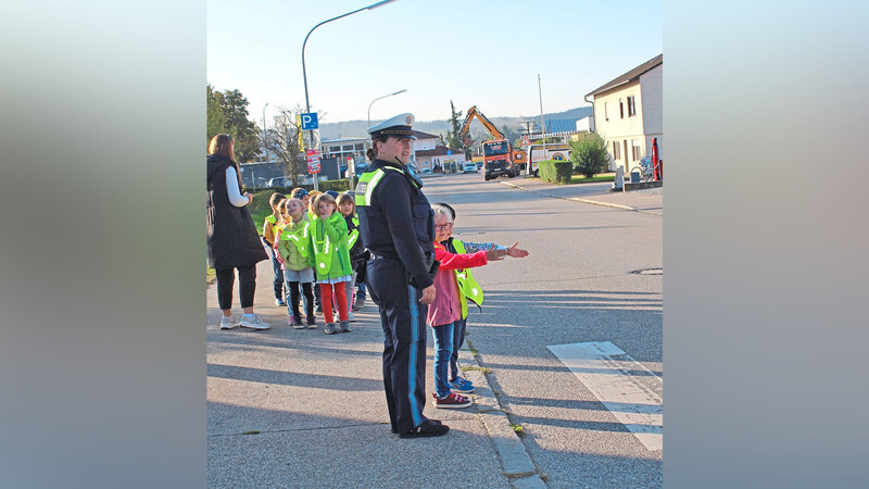 Erst links, dann rechts und wieder links und dann gehen. Die Kinder haben gut aufgepasst bei den Anweisungen durch Polizeihauptmeisterin Nadine Neumeier.