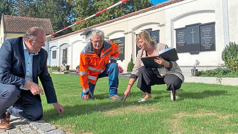 Bei einem Besuch am Friedhof waren Bürgermeister Herbert Lichtinger, Bauhof-Leiter Stefan Hierl und Bauamts-Mitarbeiterin Sonja Mauser (von links) überrascht, wie schnell das Gras gewachsen ist.