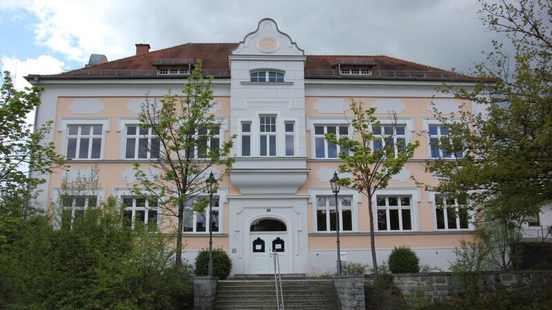Die Holzapfelschule in Bad Kötzting: Im Juli beginnt der 2,7 Millionen Euro teure Umbau zur Finanzamtsaußenstelle.