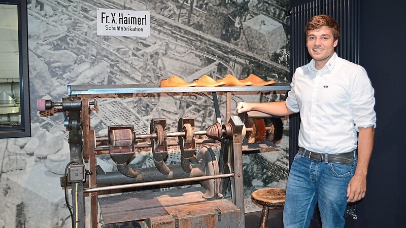 Geschäftsführer Michael Haimerl präsentiert eine Maschine aus Großvaters Werkstatt.