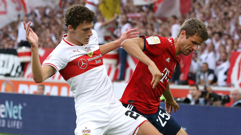 Eng am Mann: Benjamin Pavard (li.) vom VfB Stuttgart, hier gegen Bayern-Star Thomas Müller.