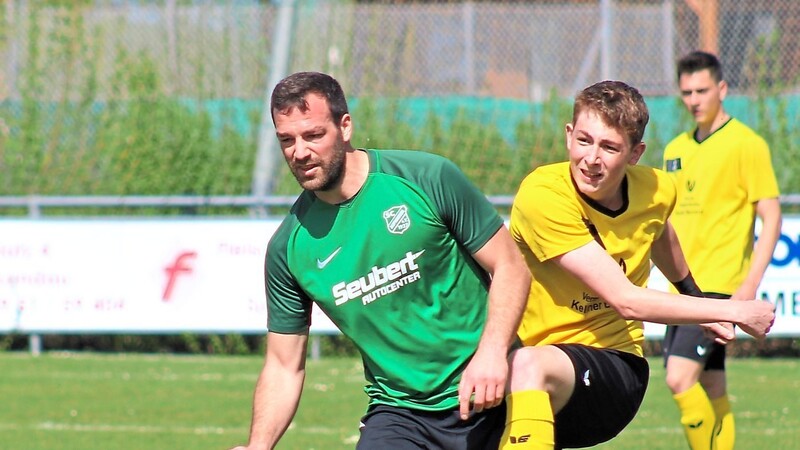 Daniel Ritt (grünes Trikot) und der SC Aufhausen sind nach der Niederlage im "Abstiegskrimi" gegen die SG Höcking-Ganacker übereingekommen, die Zusammenarbeit zu beenden.