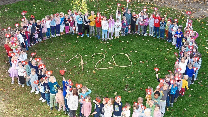 Kinderbetreuung mit Herz: Die Mädchen und Buben feiern den 120. Geburtstag des Kindergartens "Heilige Familie".