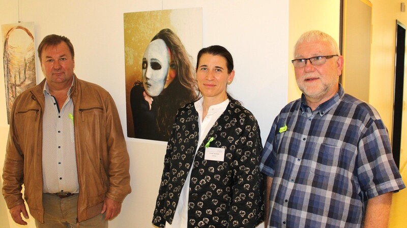 2. Bürgermeister Walter Dendorfer, Dr. Jukia Prasser und Wolfgang Rießelmann beim Bild "Mach dich frei".
