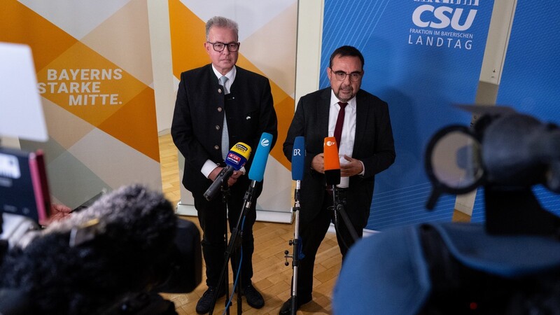 Die Fraktionsvorsitzenden von CSU und Freien Wählern, Klaus Holetschek (r.) und Florian Streibl, verkünden am Donnerstag die Aufnahme von Koalitionsverhandlungen.