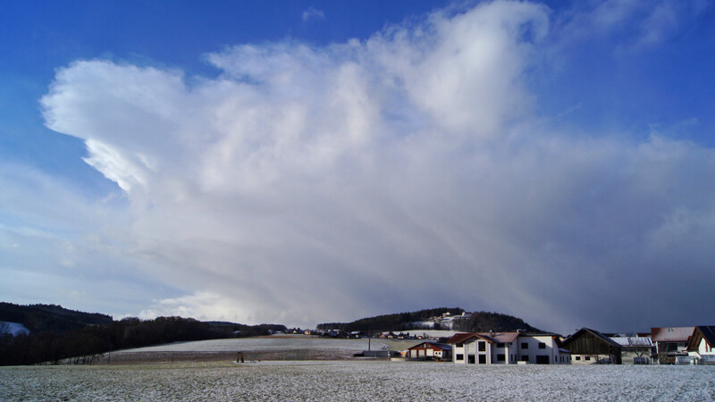 Abziehender Schneeschauer in Eggerszell am späten Nachmittag des 11. März. Der Schneeschauer brachte den Winter mit bis zu Zentimeter Neuschnee vorübergehend nach Eggerszell zurück.