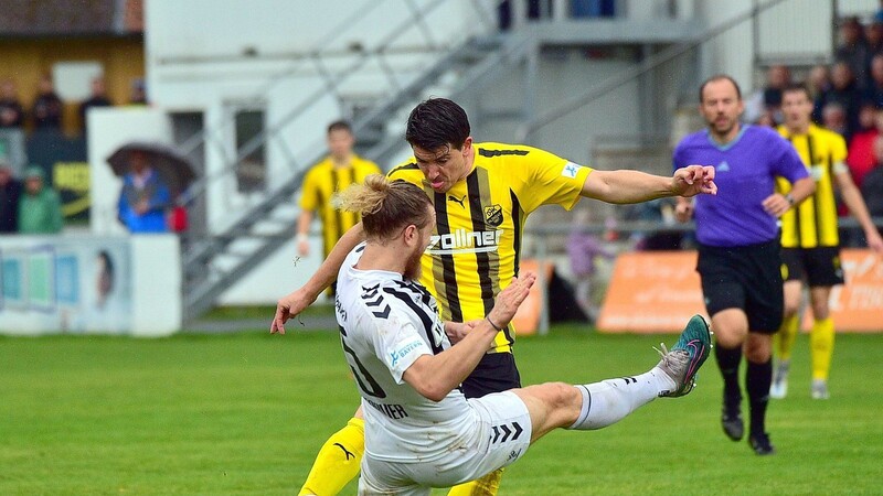 Die Vilzinger (hier Jim-Patrick Müller, gelbes Trikot) fuhren im Heimspiel gegen Wacker Burghausen mit 2:0 ihren 13. Sieg im 15. Saisonspiel ein.