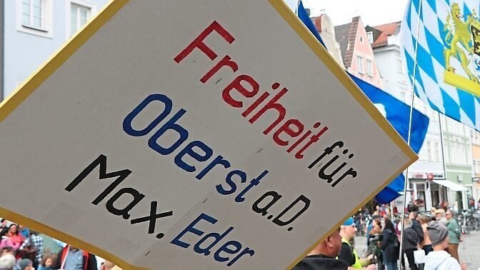 Vor dem Rathaus solidarisieren sich Menschen mit dem unter Terrorverdacht stehenden Maximilian Eder.