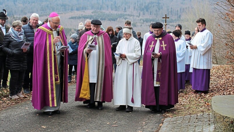 Gemeinsam mit Pfarrer Franz Merl und Diakon Alfred Dobler betete der Bischof den Kreuzweg. Viele Gläubige nahmen daran teil.