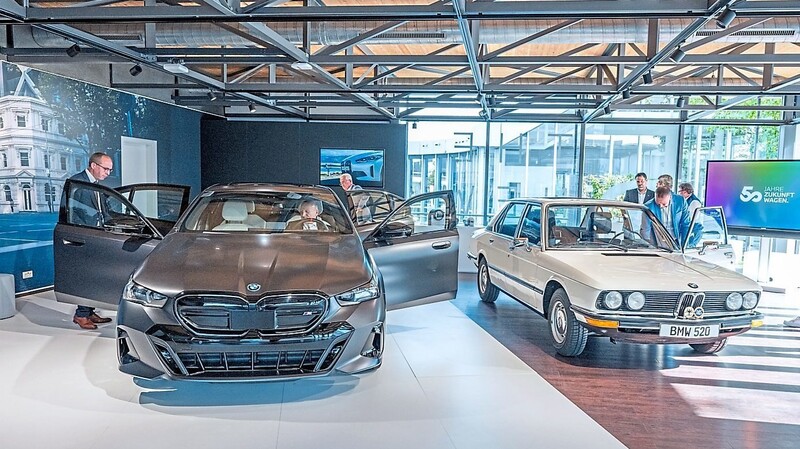 Probesitzen im neuen M60. Daneben bestaunen die Gäste den ersten 5er BMW aus Dingolfinger Produktion.
