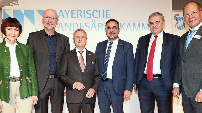 Dr. Marlene Lessel, Alexander Putz, Dr. Gerald Quitterer, Klaus Holetschek, Peter Müller und Dr. Andreas Botzlar (von links) beim Ärztetag