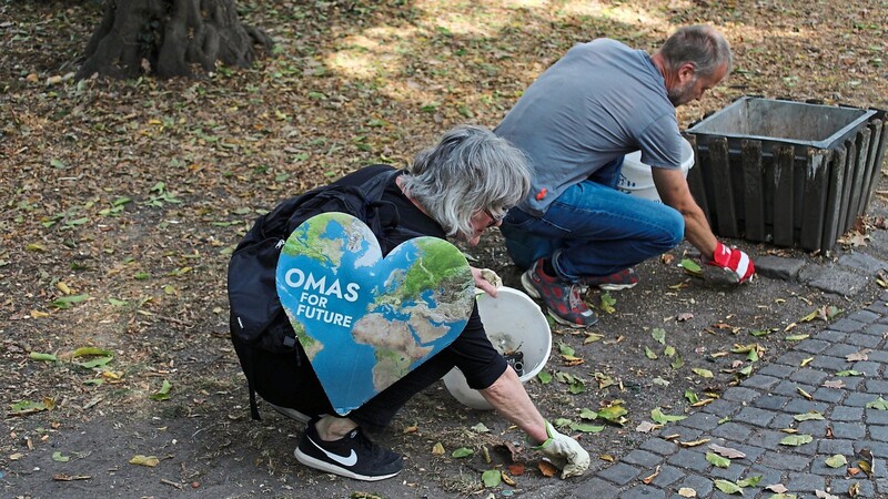 Mit ihrer Sammelaktion wollten die "Omas (und Opas) for Future" vor allem für mehr Müllvermeidung werben.