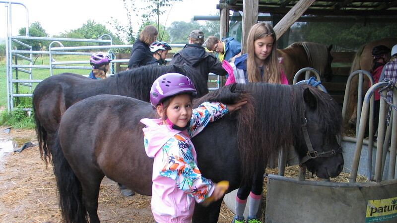 Nach dem Striegeln, bürsten und Hufe auskratzen waren die Pferde bereit zum Ausritt und die Kinder freuten sich schon darauf.