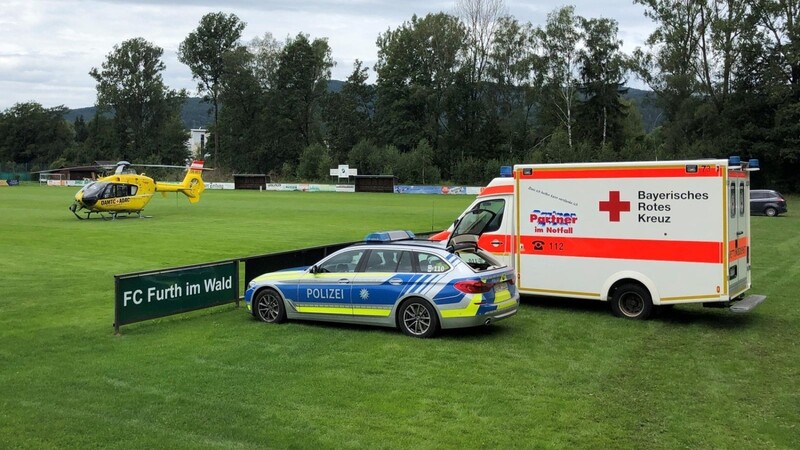 Mit einem Rettungshubschrauber, der auf dem Further Fußballplatz gelandet war, wurde der Zweijährige in eine Münchner Spezialklinik geflogen.