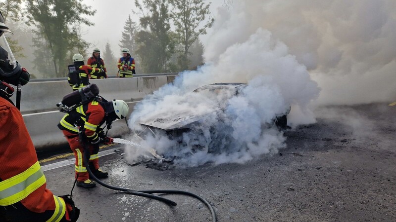Auf der A92 brannte ein Auto.