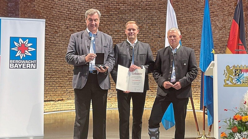 Josef Hofstetter (Mitte) mit Ministerpräsident Markus Söder (links( und Landesleiter Bergwacht Bayern, Thomas Lobenstein, bei der Übergabe des Leistungsabzeichens in München.