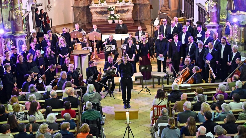 Kirchenchor, Gesangssolisten und Philharmoniker aus Pilsen wurden von Kirchenmusiker Konrad Linkmann am Dirigentenpult souverän geführt.