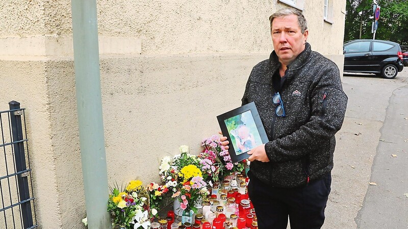 Volker Studener an der Unfallstelle mit einem Bild seiner Enkelin. "Ich empfinde nichts anderes als Trauer", sagt er.