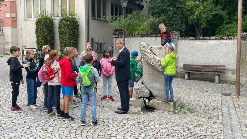 Die Klasse 4a bei der Zauberführung mit Alfred Baur vor dem Hopfensiegel-Brunnen.