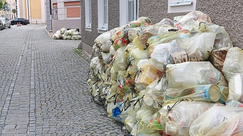 Die Landkreisbürger haben im Vorjahr deutlich weniger Müll produziert als 2021, auch wenn sich bisweilen die Berge türmen. Das wirkt sich natürlich günstig auf die Entsorgungskosten aus.