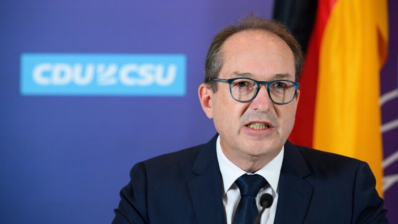 Würde die CSU an der Fünf-Prozent-Hürde bei der Bundestagswahl scheitern, würde auch Alexander Dobrindt (CSU), Vorsitzender der CSU-Landesgruppe in der Unionsfraktion, seinen Posten verlieren.