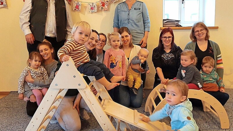 Bürgermeister Winfried Roßbauer (oben links) besuchte Astrid Datzmann (oben rechts), die seit 20 Jahren die Eltern-Kind-Gruppe im Pfarrheim betreut.