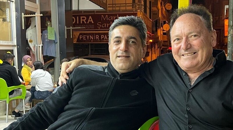 Josef Laumer mit Mehmet, einem seiner guten Freunde. "Er sieht George Clooney zum Verwechseln ähnlich", scherzt Laumer.  Fotos: