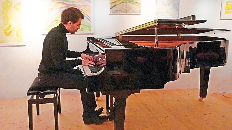 Der 24-jährige studierte Pianist Kilian Langrieger überzeugte bei der Vernissage-Soirée im Kulturzentrum Artonicon insbesondere mit der Präsentation der Sonate Nr. 3 von Johannes Brahms.