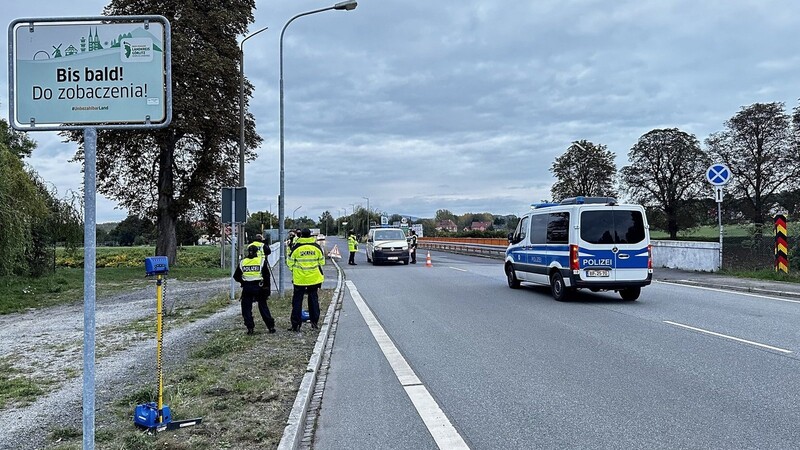 Bundespolizisten sind an der sächsischen Grenze zu Polen bei einer stationären Grenzkontrolle im Einsatz.