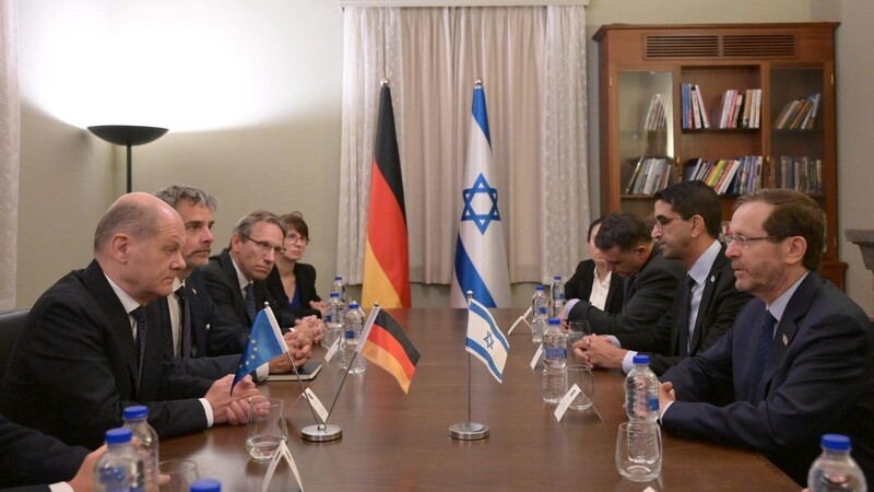 Bundeskanzler Olaf Scholz (l.) trifft am Dienstag auch Israels Staatspräsidenten Izchak Herzog (r.). Scholz besucht Israel, um nach dem beispiellosen Hamas-Angriff auf das Land seine Solidarität zu bekunden.
