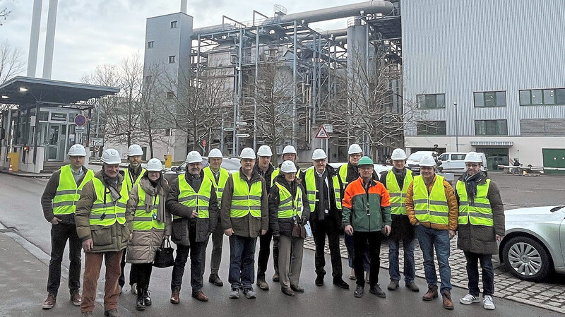 Der Umweltausschuss vor der Müllverwertungsanlage in Ingolstadt.