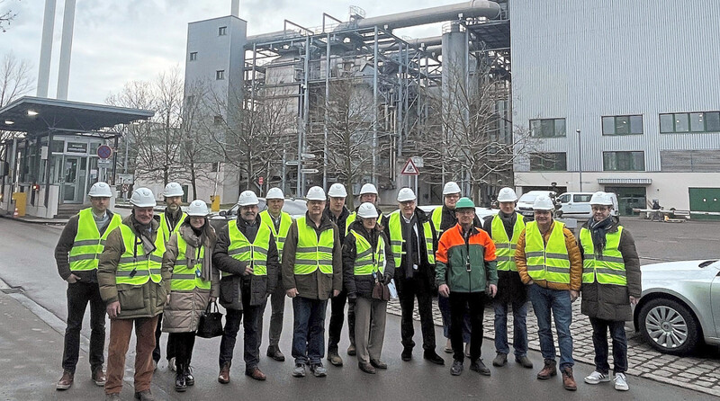 Der Umweltausschuss vor der Müllverwertungsanlage in Ingolstadt. 